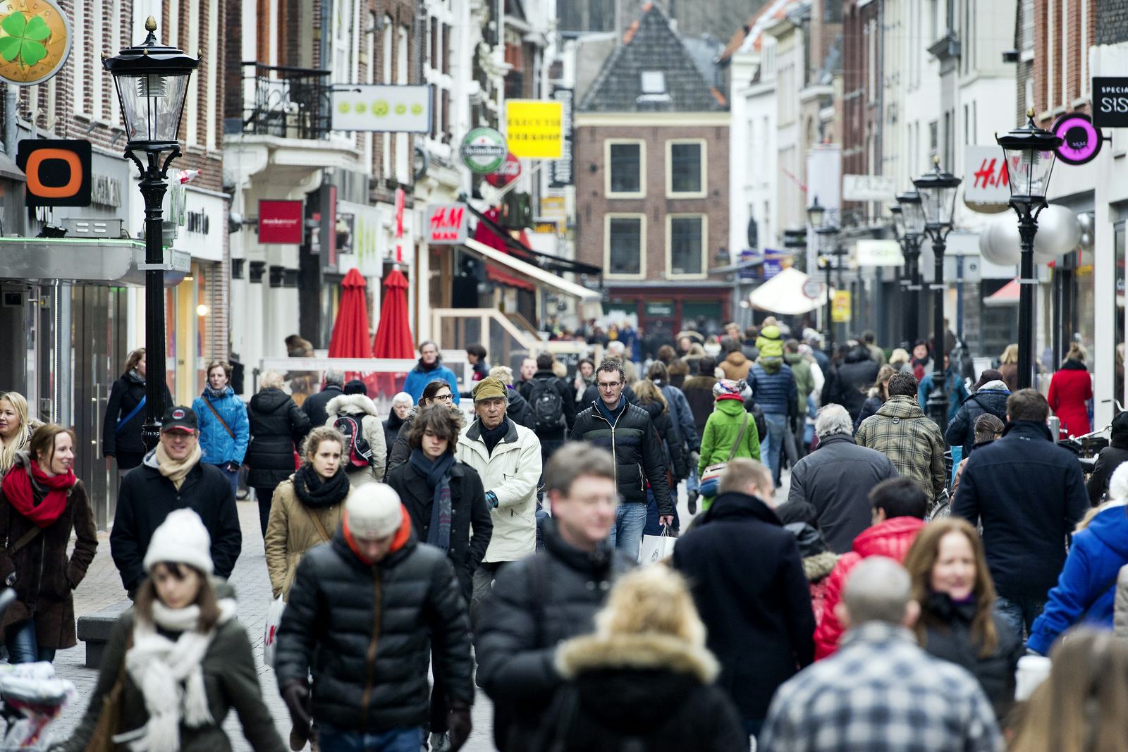 Het onderzoek ‘De staat van de stenen winkel: 2017’, dat onlangs gepubliceerd werd, geeft inzicht in het belang van in-store klantbeleving en winkelgedrag. Foto ANP - Koen van Weel