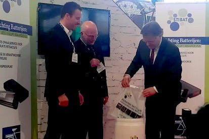 Accell biedt een gratis online cursus ‘Veilig omgaan met Li-ion batterijen’. Op de foto deponeert Siebe Riedstra van het ministerie van IenM symbolisch de 1.000ste afgedankte fietsaccu in de daarvoor bestemde ton. Foto RAI Amsterdam