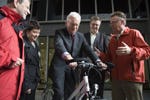 Voorzitter Europees Parlement krijgt fiets