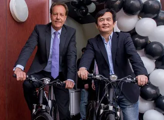 Rob van Gijzel (l.), burgemeester van Eindhoven verrichtte samen met directeur Andy Su de officiële opening van het Europese hoofdkantoor van Darfon. – Foto Darfon