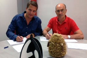Op de foto ondertekenen Montone Cycling´s algemeen directeur Rolf Timmerman (links) en Francisco Rodrigo, Etxeondo´s Managing Director, de overeenkomst.