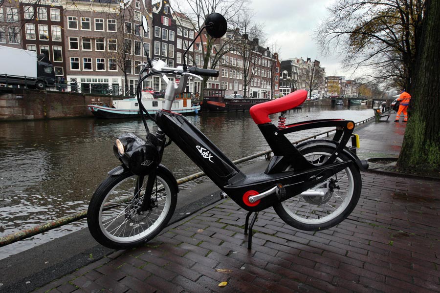 Op de foto de e-Solex. Elektrische brom- en snorfietsen hebben de grens van 10 procent marktaandeel met een ferme stap overschreden