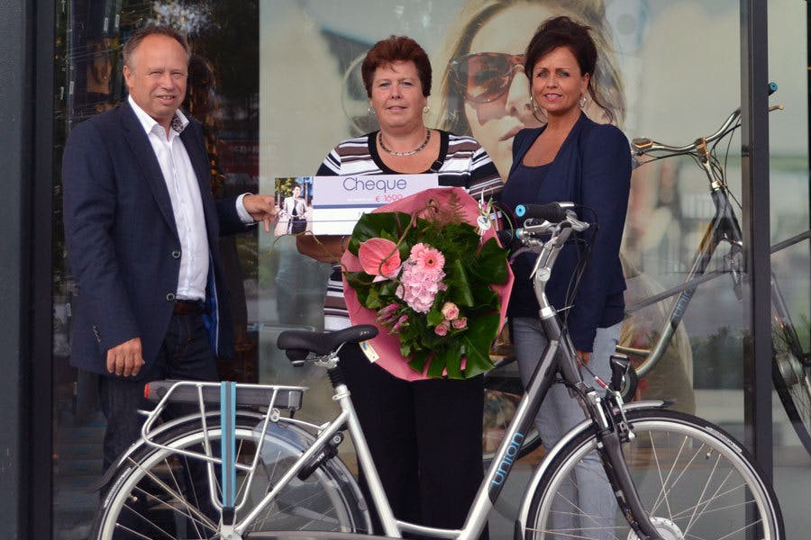 Nel Krijger (midden), winnares van de Union Oribi actie, neemt felicitaties in ontvangst bij Mobion Mobility Store.