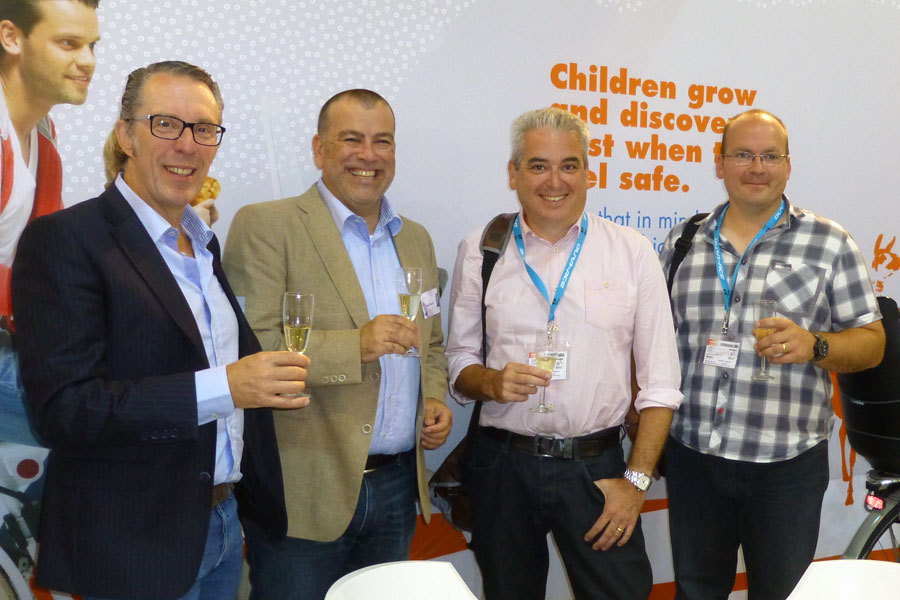 Ronald Schepping (links) en Rob Beset (tweede van links) heffen het glas met Dominic Langan en William Fripp van Madison op de zojuist ondertekende overeenkomst. Bobike wil het marktaandeel in de UK vergroten. 