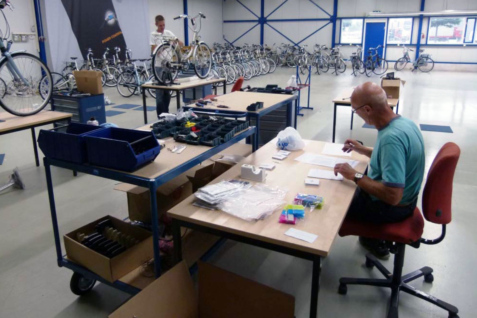 De eerste TDR fietsen zijn inmiddels in Raalte geassembleerd, Theo de Rooij hoopt de laatste week van september uit te kunnen leveren.