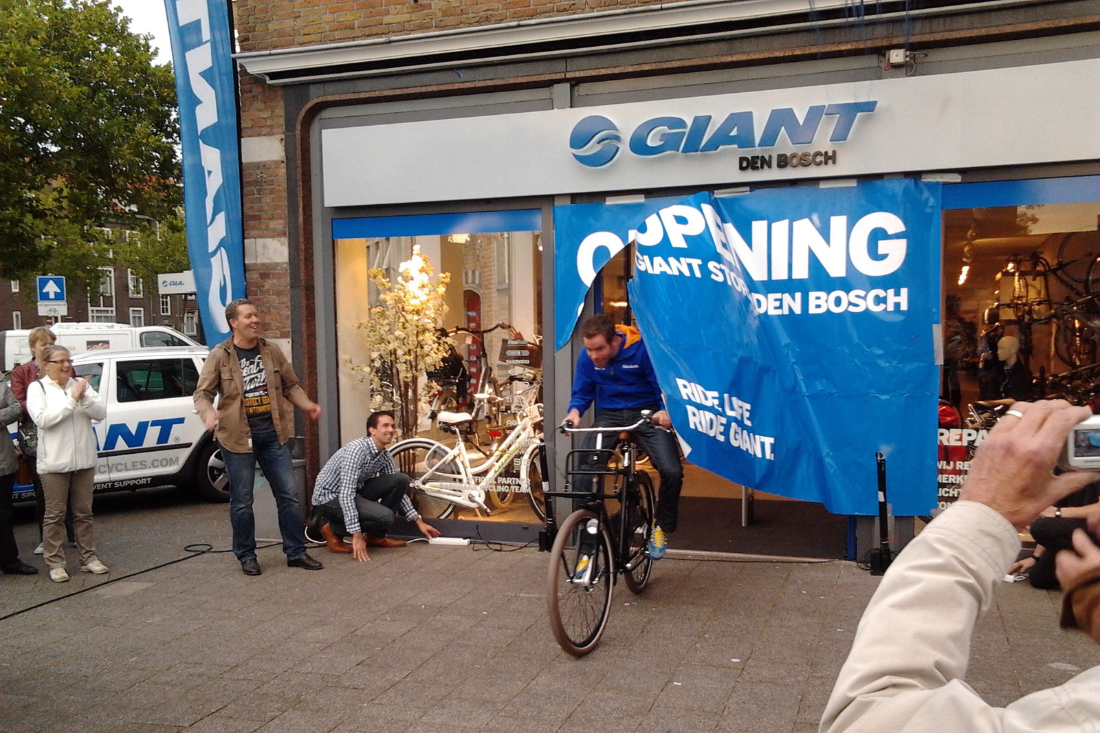 De Giant Store Den Bosch werd op spectaculaire wijze geopend door Rabo-renner Bram Tankink.