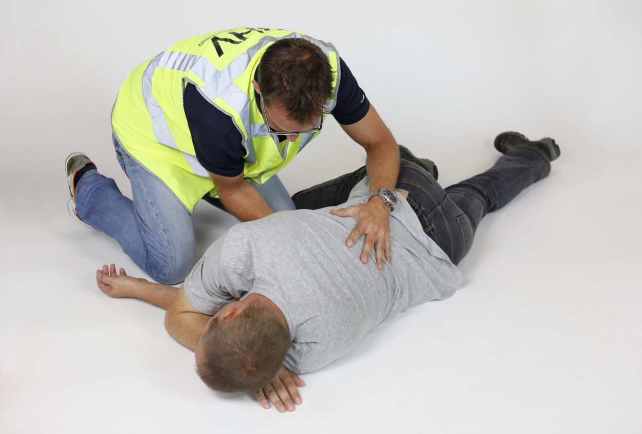 Sinds 1994 is het volgens de Arbowet voor ieder bedrijf met minstens één werknemer verplicht om een BHV-opgeleid persoon in huis te hebben.