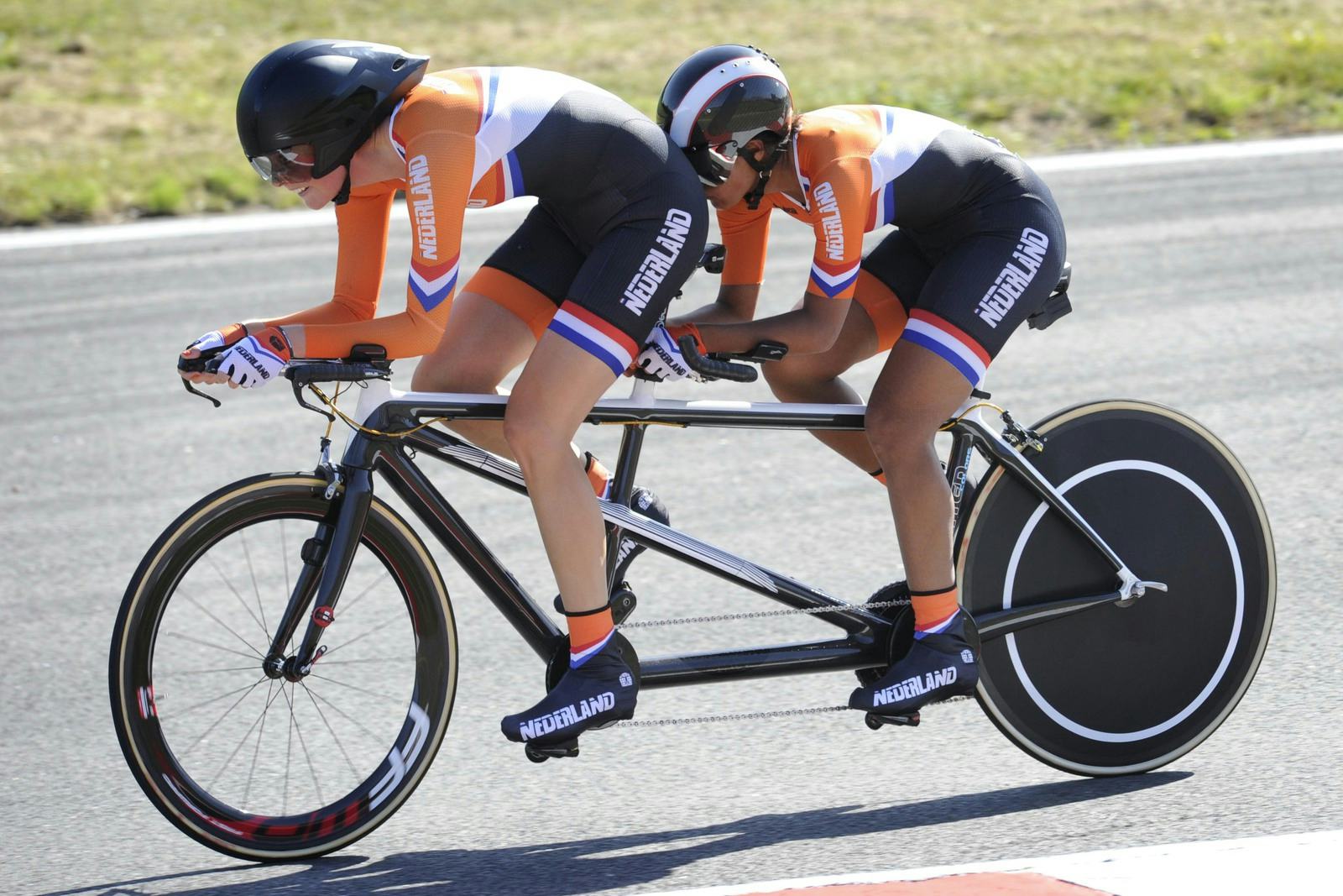 Pilote Kim van Dijk en Kathrin Goeken op weg naar Paralympisch goud in de tijdrit op hun unieke tandem, voorzien van een custom Shimano elektronisch schakelsysteem.