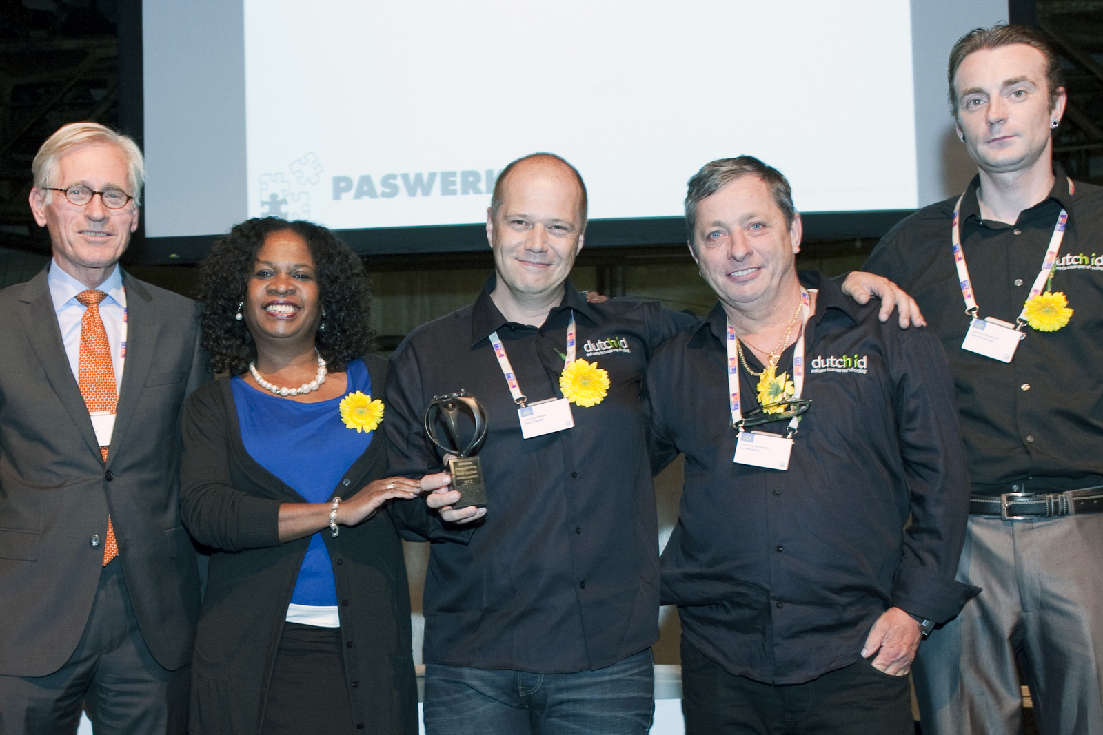 De prijsuitreiking door de Noord-Hollandse gedeputeerde Elvira Sweet met (links van haar) juryvoorzitter Dick Veldmaat en (rechts van haar, v.l.n.r.) manager Kees Rietdijk, Ko Woltman en Bas Hameteman van Amazing Wheels (Foto: René Vervloet)