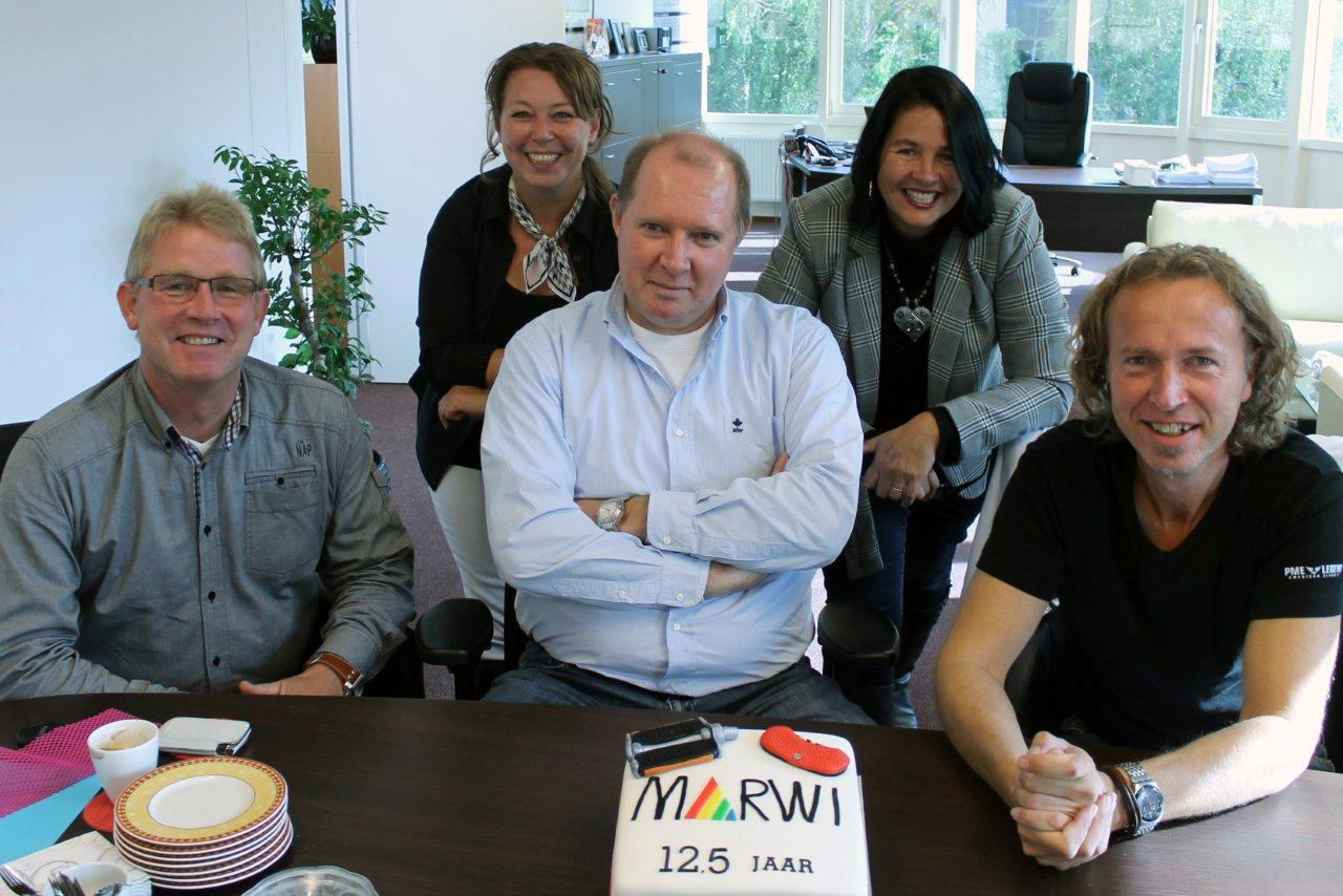 Op de foto staan alle personeelsleden van Marwi Europe B.V. Rotterdam. Van links naar rechts: Willem Dirkzwager, Jolanda Sips, Martin Vogt, Saskia Koot en Maurits Elbertse.