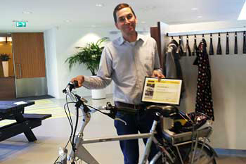 Peter van der Linde: “Erg leuk, dat ik de award gewonnen heb dit jaar! Het fietsen door weer en wind valt af en toe niet mee, ik ben al eens vrijwel doorweekt aangekomen omdat mijn regenpak niet bestand bleek tegen een forse regenbui."
