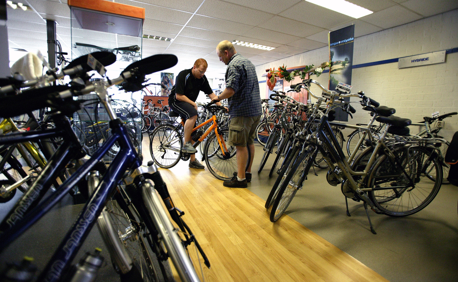 Persoonlijke aandacht en het aanmeten van een goed passende fiets is een van de pluspunten die retailers kunnen gebruiken in de strijd met internetwinkels. Foto: Tjapko de Heus (ANP)