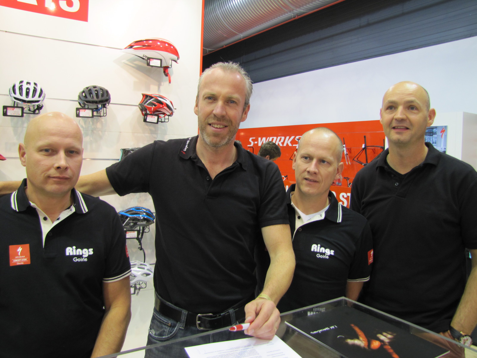 Na de ondertekening van het contract, van links naar rechts: Hans Rings, Eugène Fierkens, Erwin Rings en Paul Pigmans. 