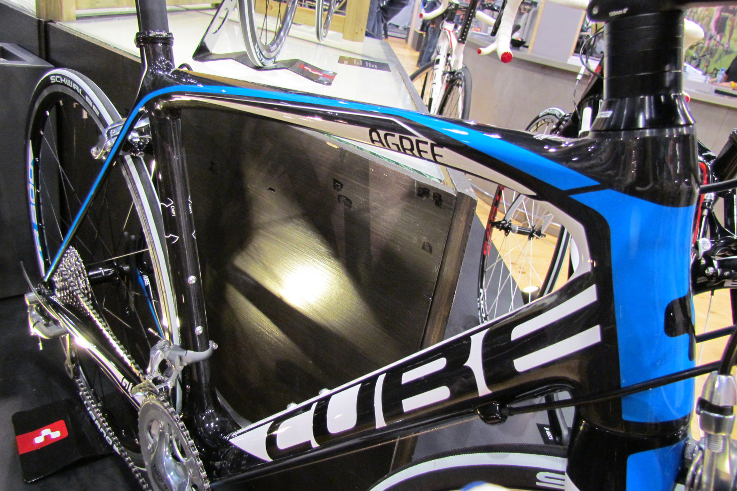 Cube zet een richtprijs neer van € 1.449,- euro voor instapmodellen carbon racefietsen en brengt de prijs daarmee op hetzelfde niveau als die van aluminium racefietsen.
