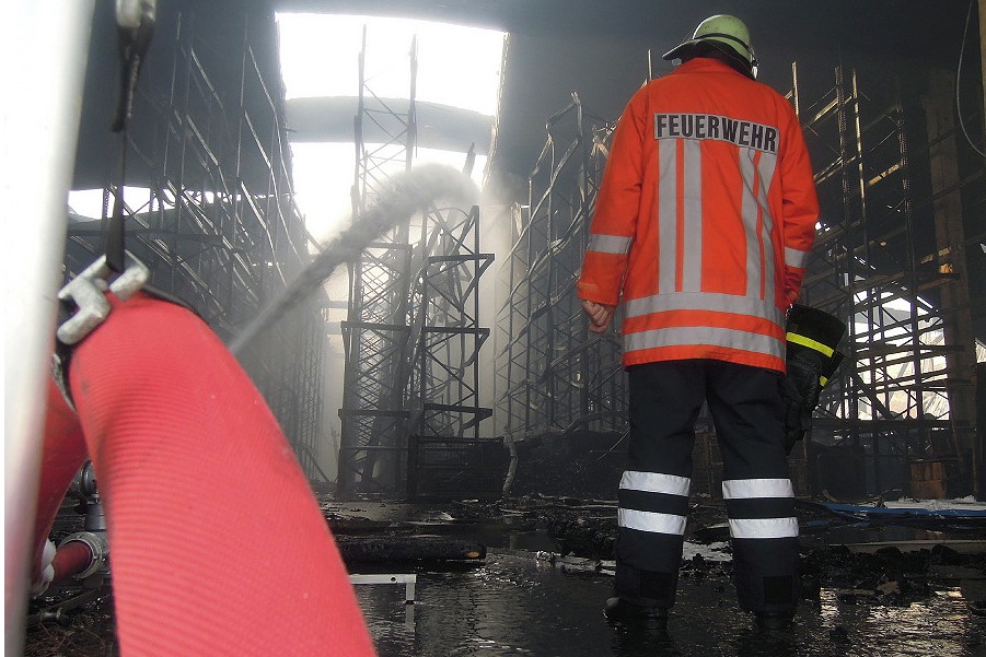 Twee van de zes hallen gingen in vlammen op. Foto: Timo Becker, brandweer Grafschaft Hoya
