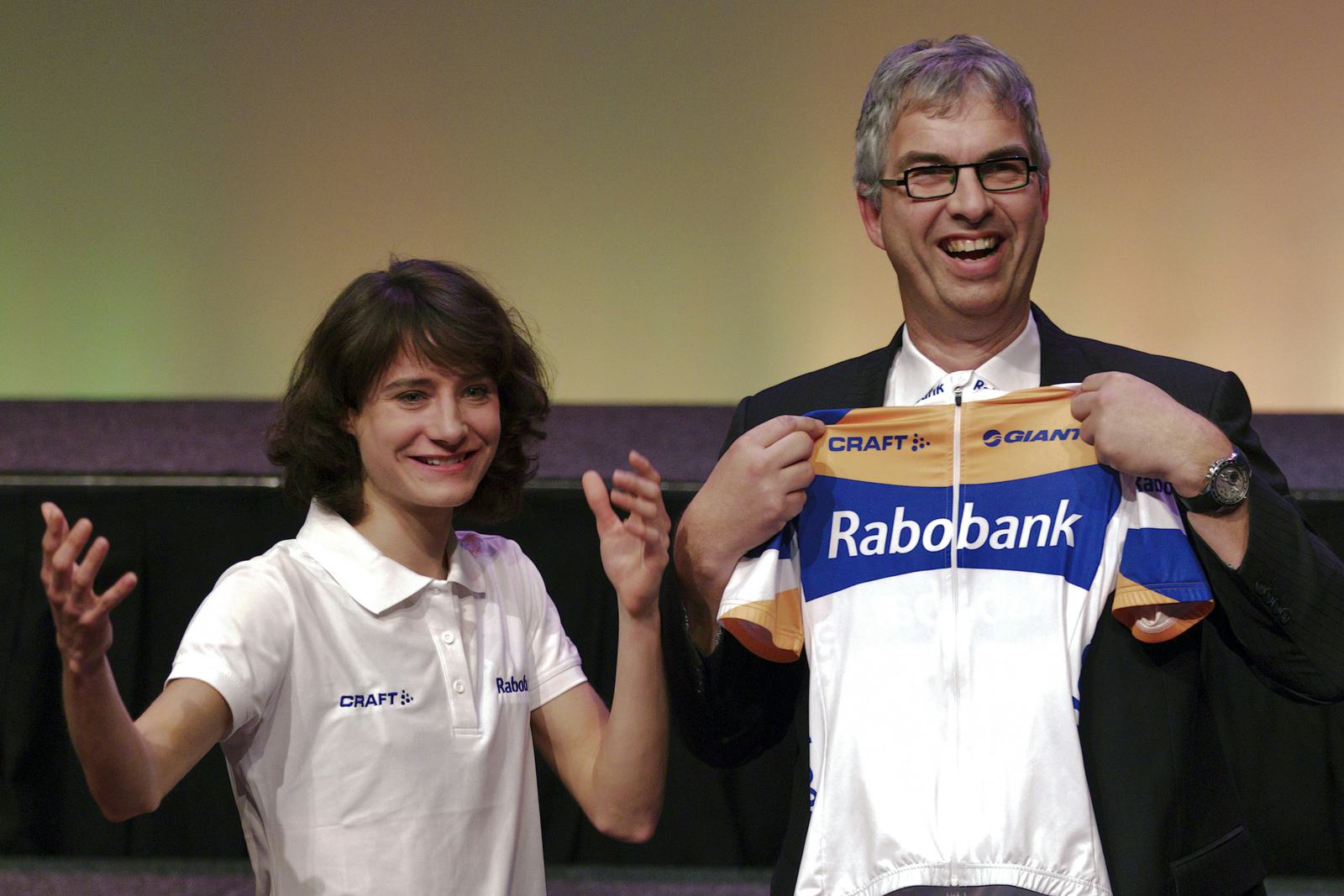 Financieel topman van de Rabobank Bert Bruggink (rechts) heeft verklaard dat de bank Marianne Vos (links) wel blijft ondersteunen. Foto: Michael Kooren (ANP)