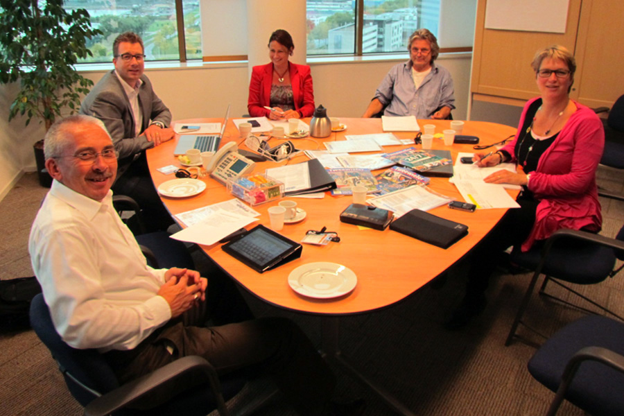Tijdens een van de vele jurymeetings: Sacha Boedijn, Costja Gontscharoff (midden) en Hedwig Berendsen. 