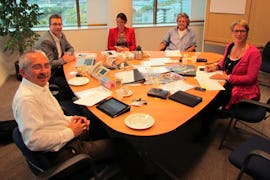 Tijdens een van de vele jurymeetings: Sacha Boedijn, Costja Gontscharoff (midden) en Hedwig Berendsen.