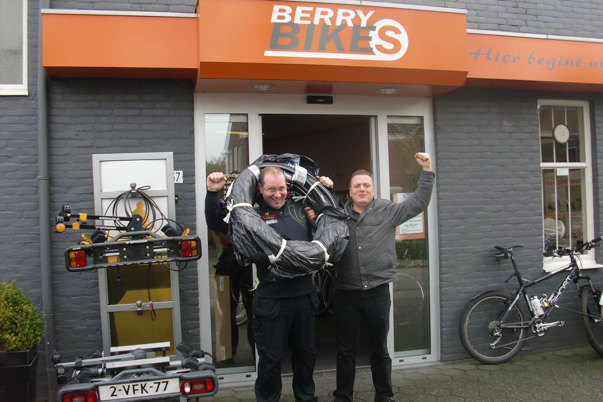 Op de foto Patrick Koolen en Franz Creemers tijdens de uitreiking van de hoofdprijs: 25 CST Sensamo all weather buitenbanden.