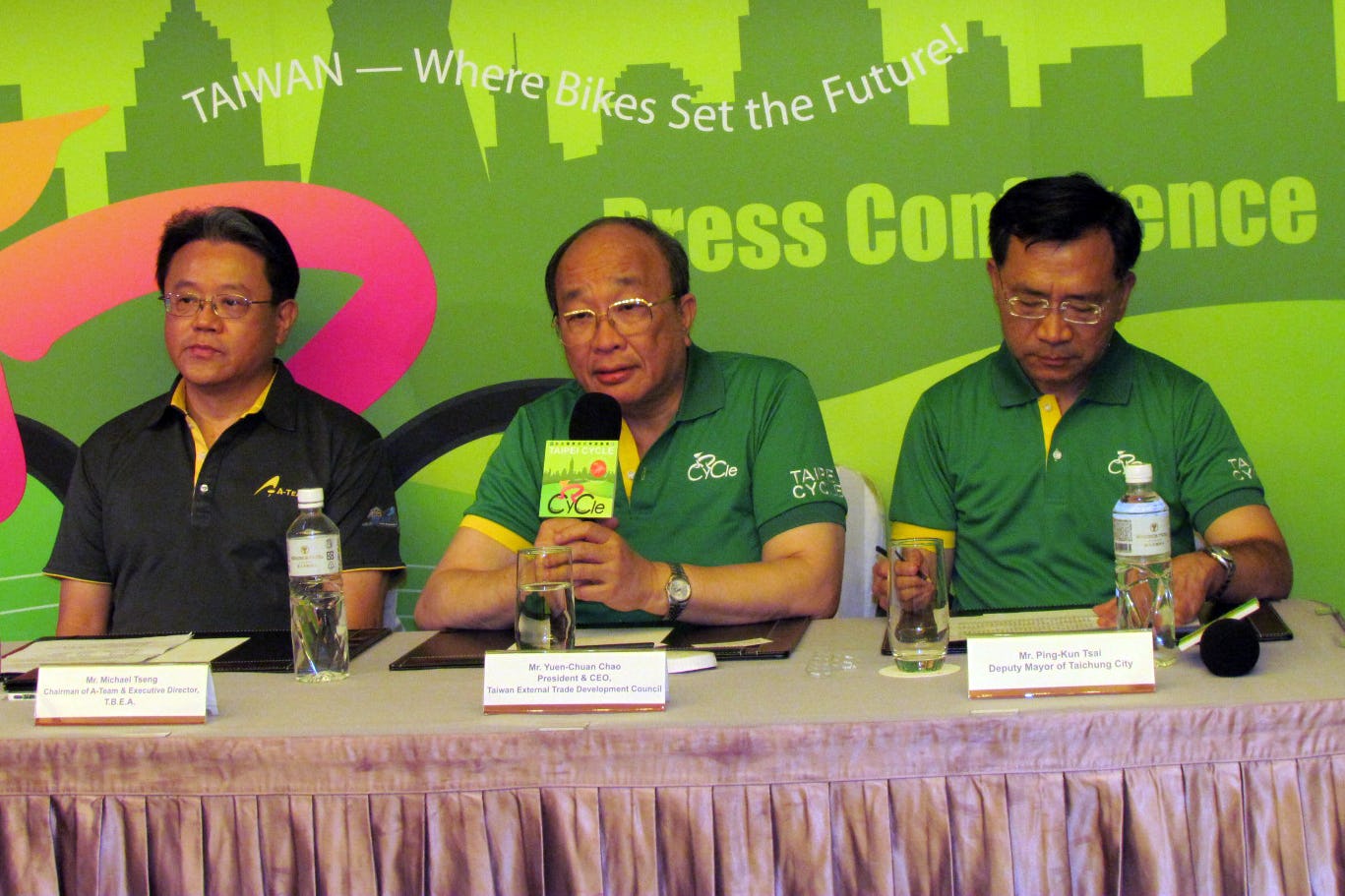 Van links naar rechts; tijdens de persconferentie van vandaag kondigden Michael Tseng (Merida CEO en voorzitter van de vereniging van Taiwanese fietsexporteurs) , Yuen-Chuan Chao (TAITRA CEO) en Ping-Kun Tsai (vice burgemeester van Taichung) aan dat de Taipei Cycle van 2013 wederom alle records gaat breken)