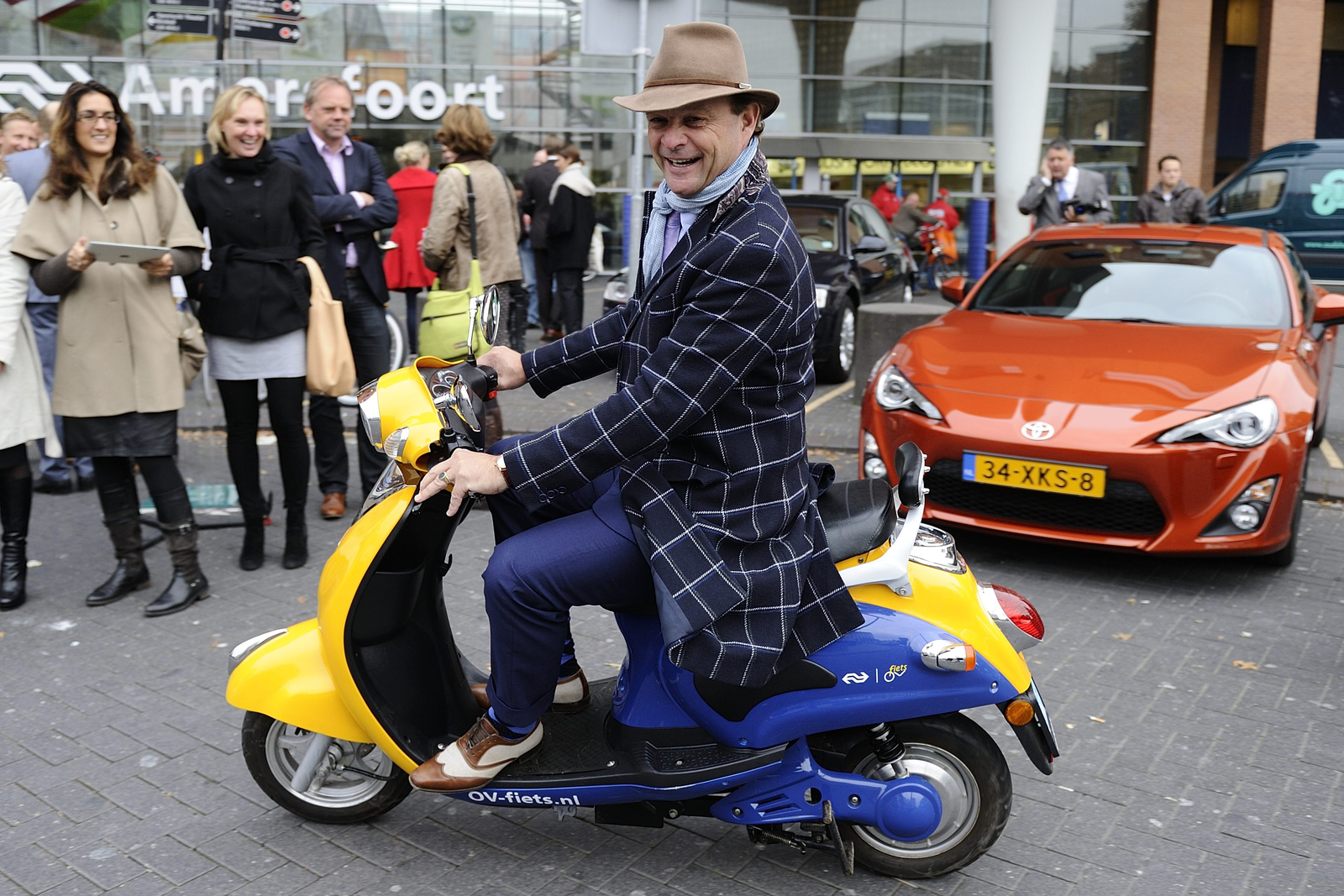 Zelfs de e-scooter moet in absolute aantallen inleveren, ondanks het nog stijgende marktaandeel. Op de foto de directeur van Regus op een elektrische scooter van de NS, tijdens de Dag van de Duurzaamheid. Foto: Lex van Lieshout (ANP)