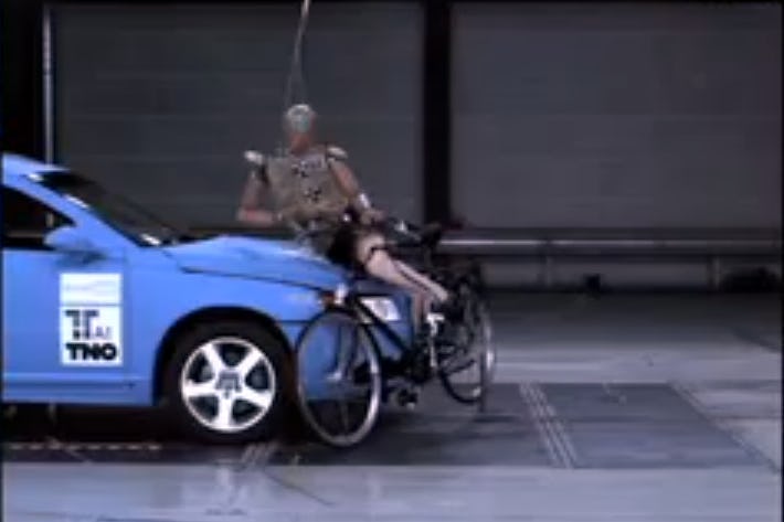 De laatste jaren overleden jaarlijks gemiddeld bijna honderd fietsers en vijftig voetgangers als gevolg van een ongeluk waarbij een auto betrokken was. De fietsersairbag moet fietsers en voetgangers beter beschermen.