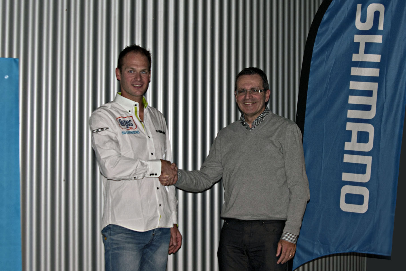 Links Iwan Spekenbrink, rechts Mark van Rooij van Shimano. 