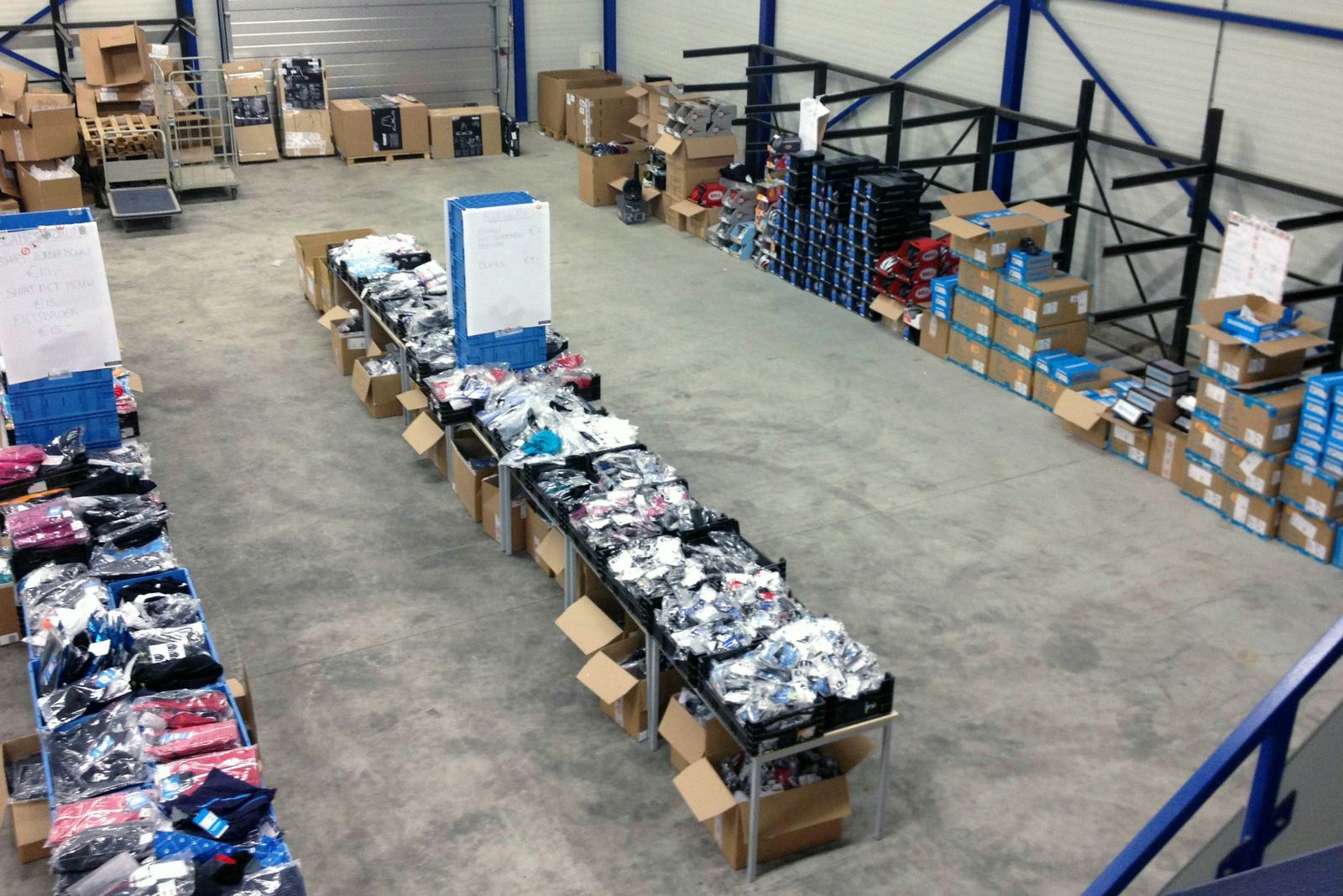 De proef met de magazijnverkoop op de nieuwe locatie was geslaagd; volgend jaar worden meer dealers uitgenodigd en het assortiment uitgebreid.