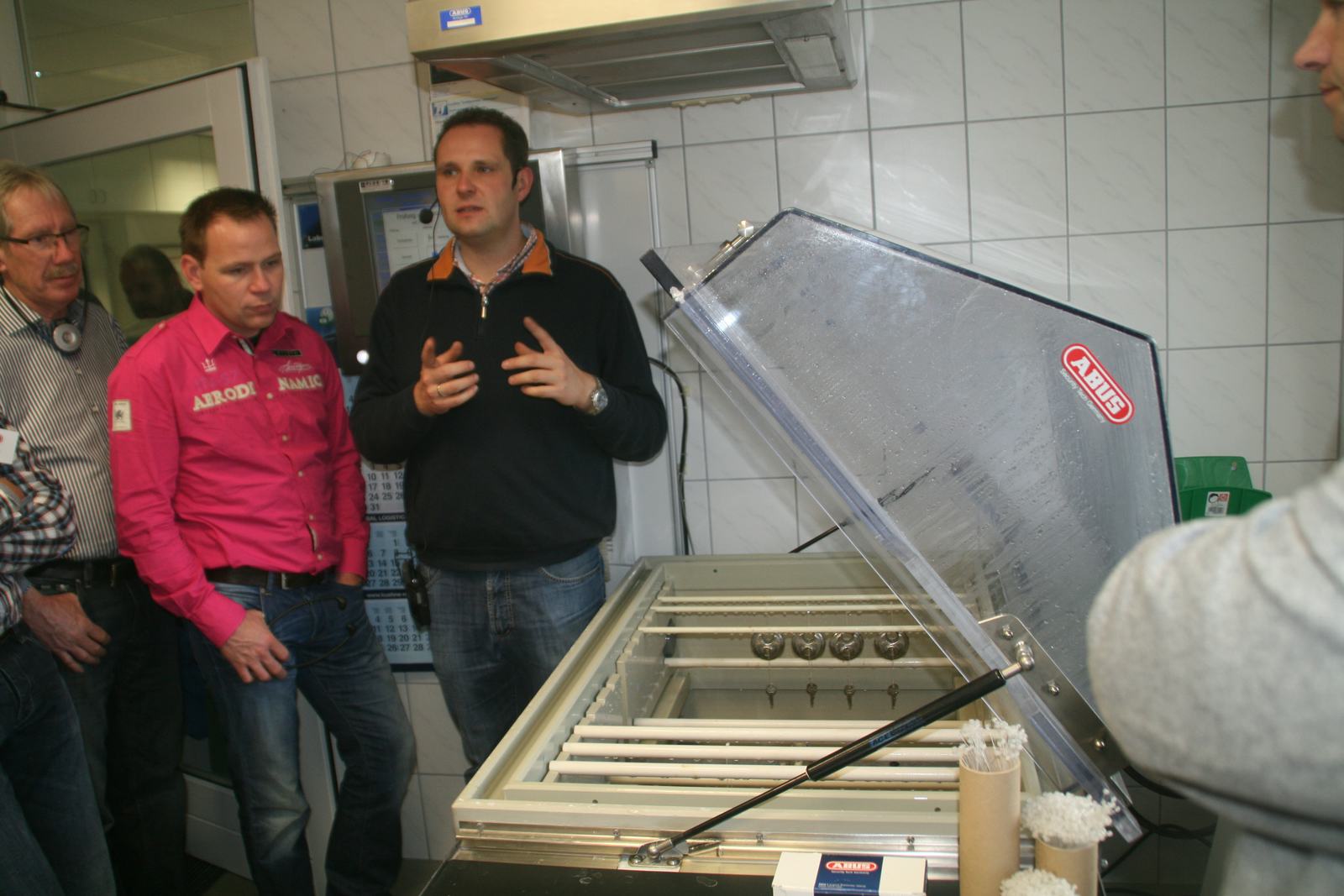 De rondleiding in de fabriek van ABUS was een eyeopener voor de deelnemers, die van dichtbij zagen welk complex proces er aan het eindproduct ten grondslag ligt. De hier uitgevoerde corrosietest maakt deel uit van de intensieve kwaliteitscontroles.