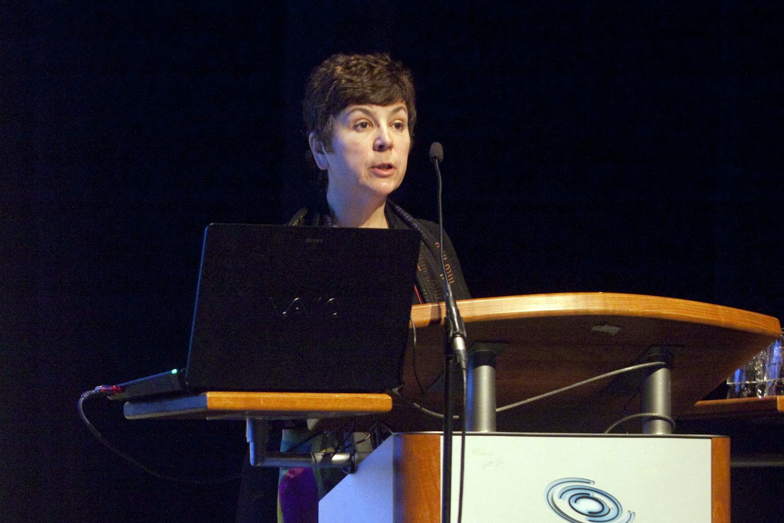 Annick Roetynck: "Als een fabrikant zijn elektrische fiets kenmerkt als een voertuig dat in de eerste plaats bedoeld is voor off-road gebruik en ontworpen om te rijden op onverharde oppervlakken, dan valt het voertuig buiten de typegoedkeuring en zijn er geen andere technische regels."