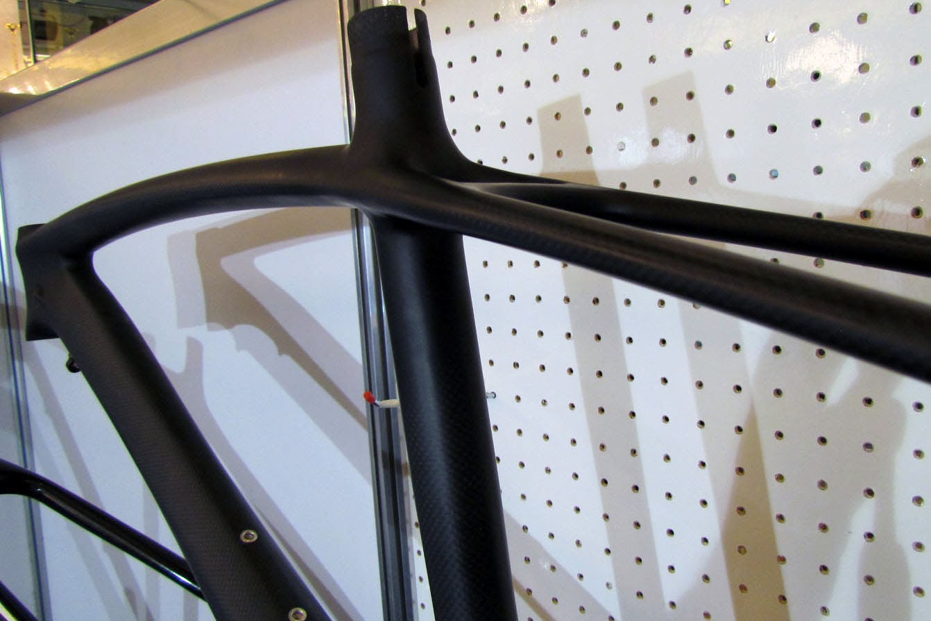 Er worden steeds meer imitaties aangeboden van carbon framesets van zeer bekende racemerken.