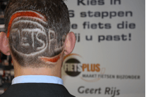 Bas Boeijen kwam zijn belofte na en liet zich dit bijzondere kapsel aanmeten.