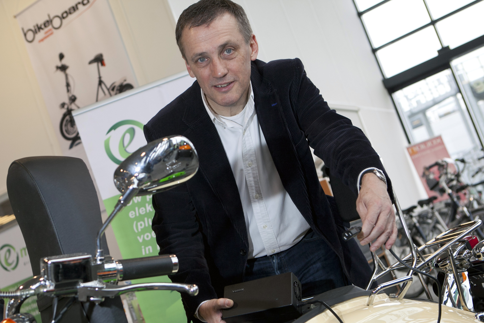 Eric Panhuijzen, directeur/eigenaar E-motive en gespecialiseerd in elektrisch rijden, vertelt in zijn presentatie hoe men het beste de zakelijke markt kan benaderen.