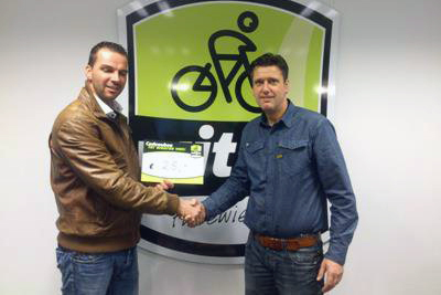 Frank Witjes van Witjes Tweewielers (rechts) overhandigt een cadeaubon aan de duizendste stemmer.