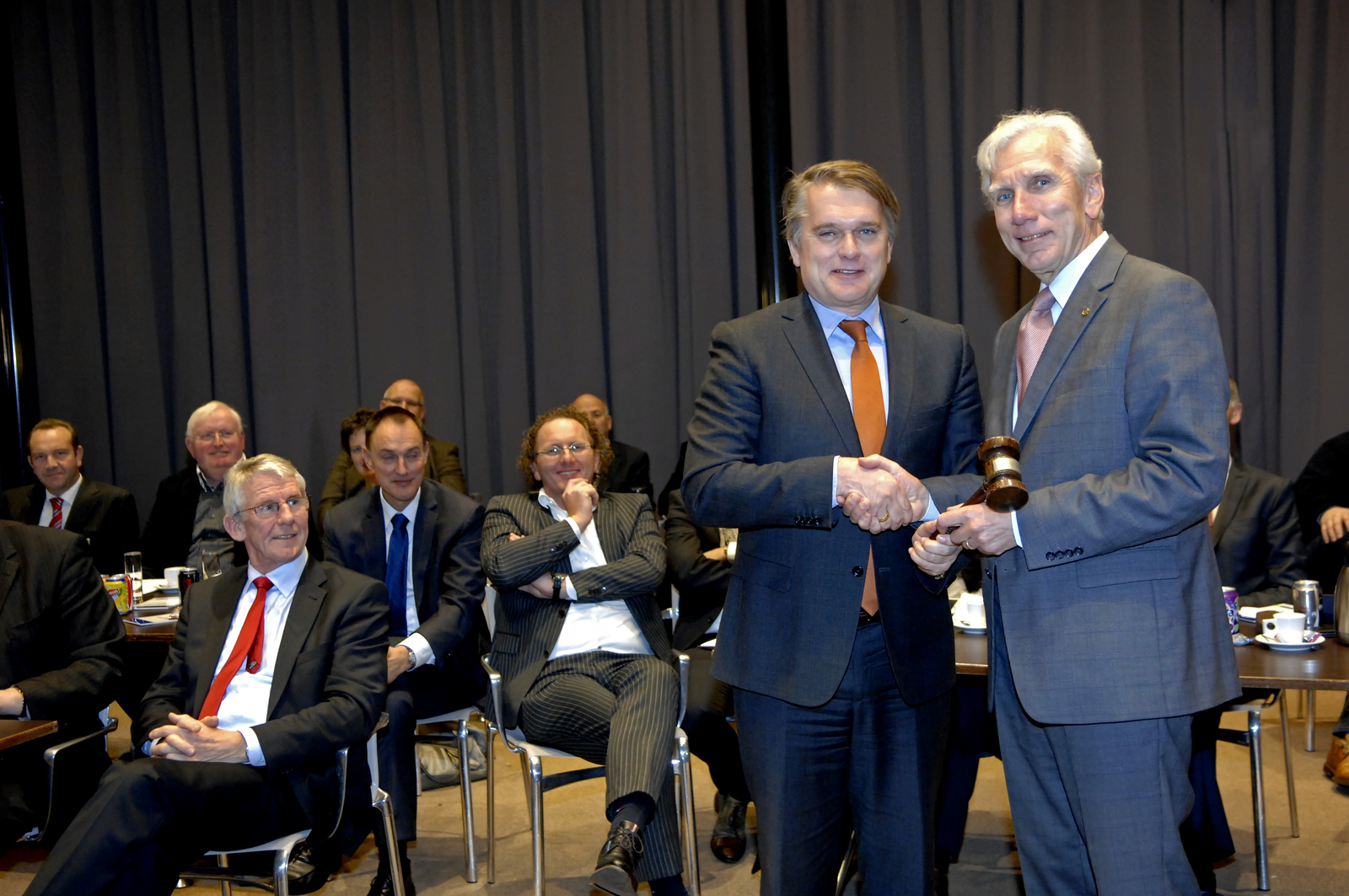 Bertho Eckhardt, links op de foto en de nieuwe bondsvoorzitter van BOVAG per 1 januari 2013, schudt de hand van scheidend bondsvoorzitter Geert Vermeer.