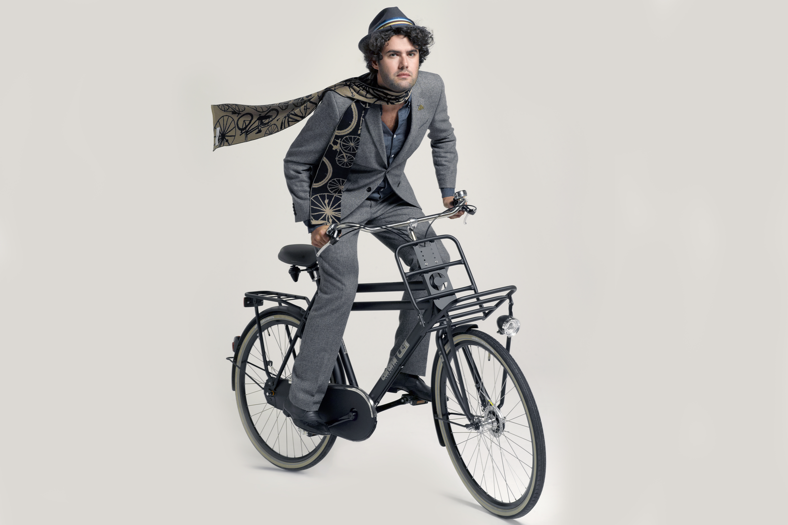 Wie een Cortina Transport aanschaft, krijgt een bijpassende sjaal cadeau.