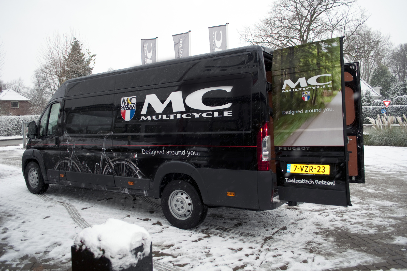 De nieuwe bedrijfswagen van Multicycle: een Peugeot Boxer in een speciale, verlengde uitvoering, waarmee de fietsen bij de dealers bezorgd worden.