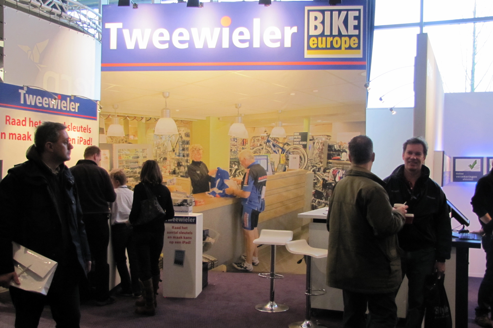 Bezoekers aan de stand van Tweewieler tijdens FietsVAK krijgen niet alleen gratis attentie, maar maken ook kans op een iPad mini. 