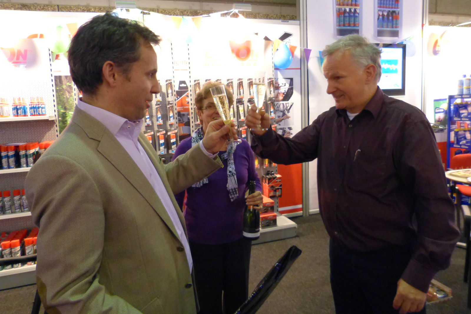 Op de eerste dag van FietsVAK overhandigde Leen Boers als symbolisch gebaar de 'sleutel' van Cyclon International aan zoon Paul, waarna ze het glas hieven.
