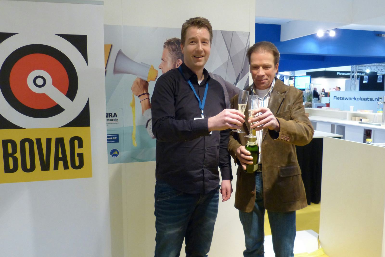 Niels Hansen, manager BOVAg Fietsen, toast met wielericoon Henk Lubberding op het 'ploegleiderschap' van Lubberding.
