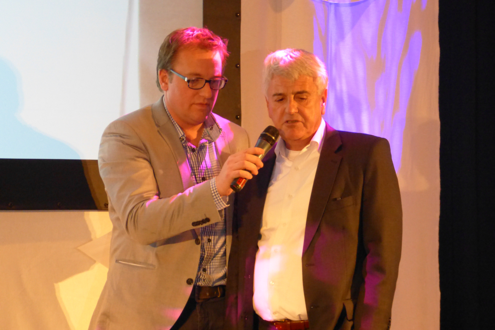 Presentator opening FietsVAK Jan van der Meulen (links) en René Takens, CEO Accell Group, die (g)een vooruitblik gaf op het komend seizoen.