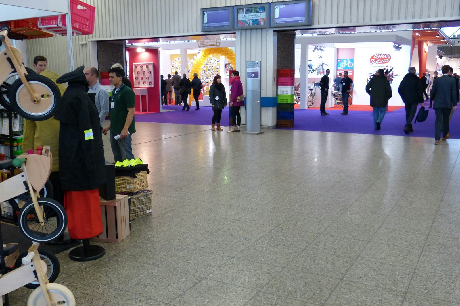 Aan het begin van de openingsdag van FietsVAK 2013 op zondag 20 januari oogden de ruimtes nog vrij leeg, op een paar vroege vogels na.
