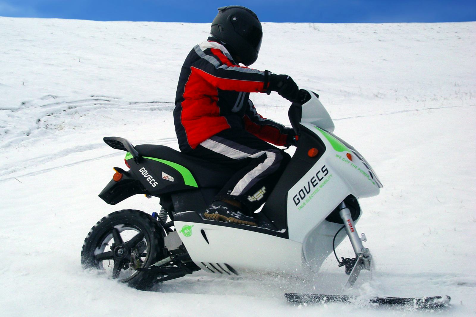 De GOVECS GO!SNOW is uitgerust met een SKS A Advance kit met dubbele ski.