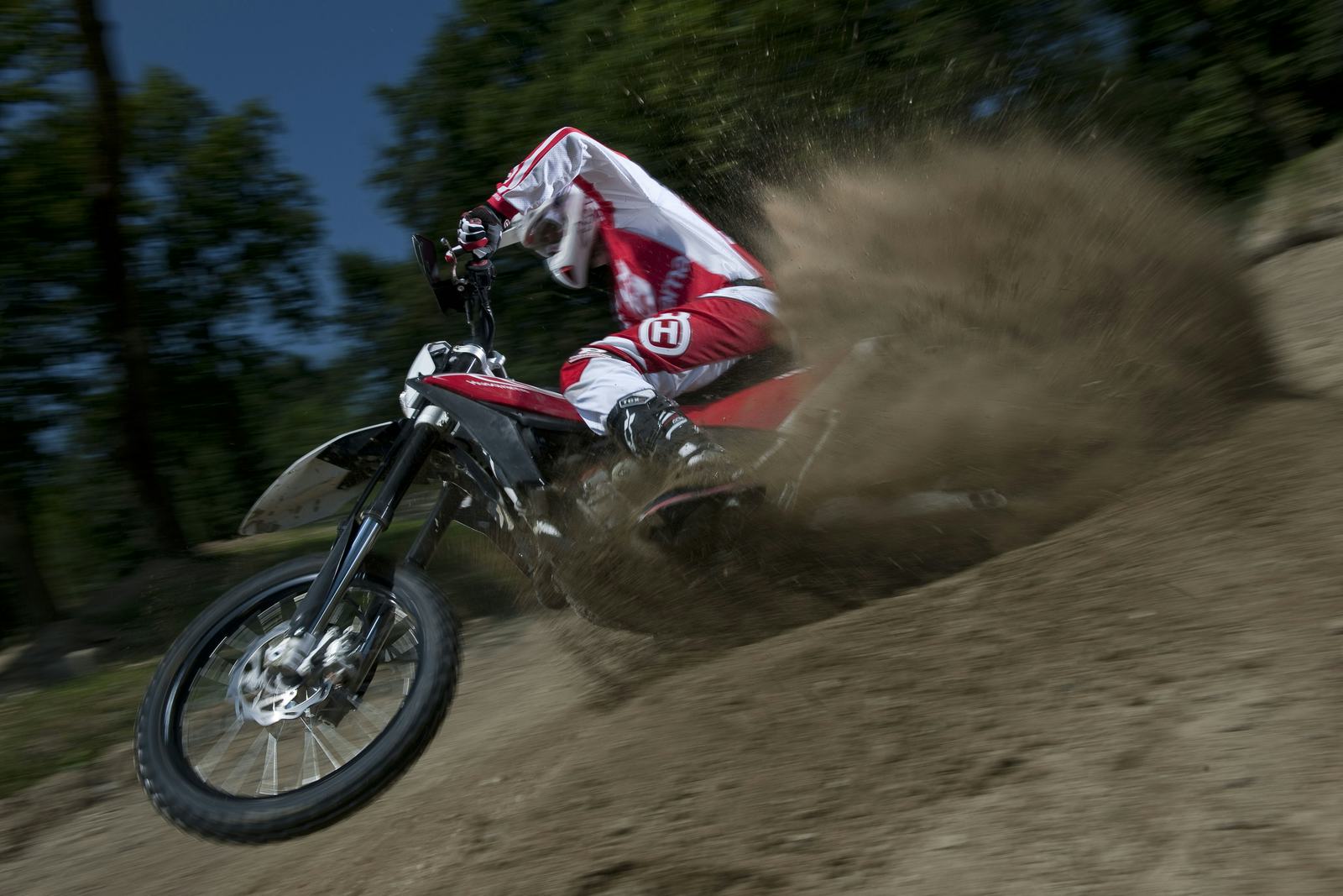 Husqvarna is groot op gebied van crossmotoren. Dat kan de reden zijn dat BMW het Zweedse merk heeft verkocht. De nadruk ligt bij BMW Motorrad steeds meer op elektrisch rijden en stedelijke mobiliteit.