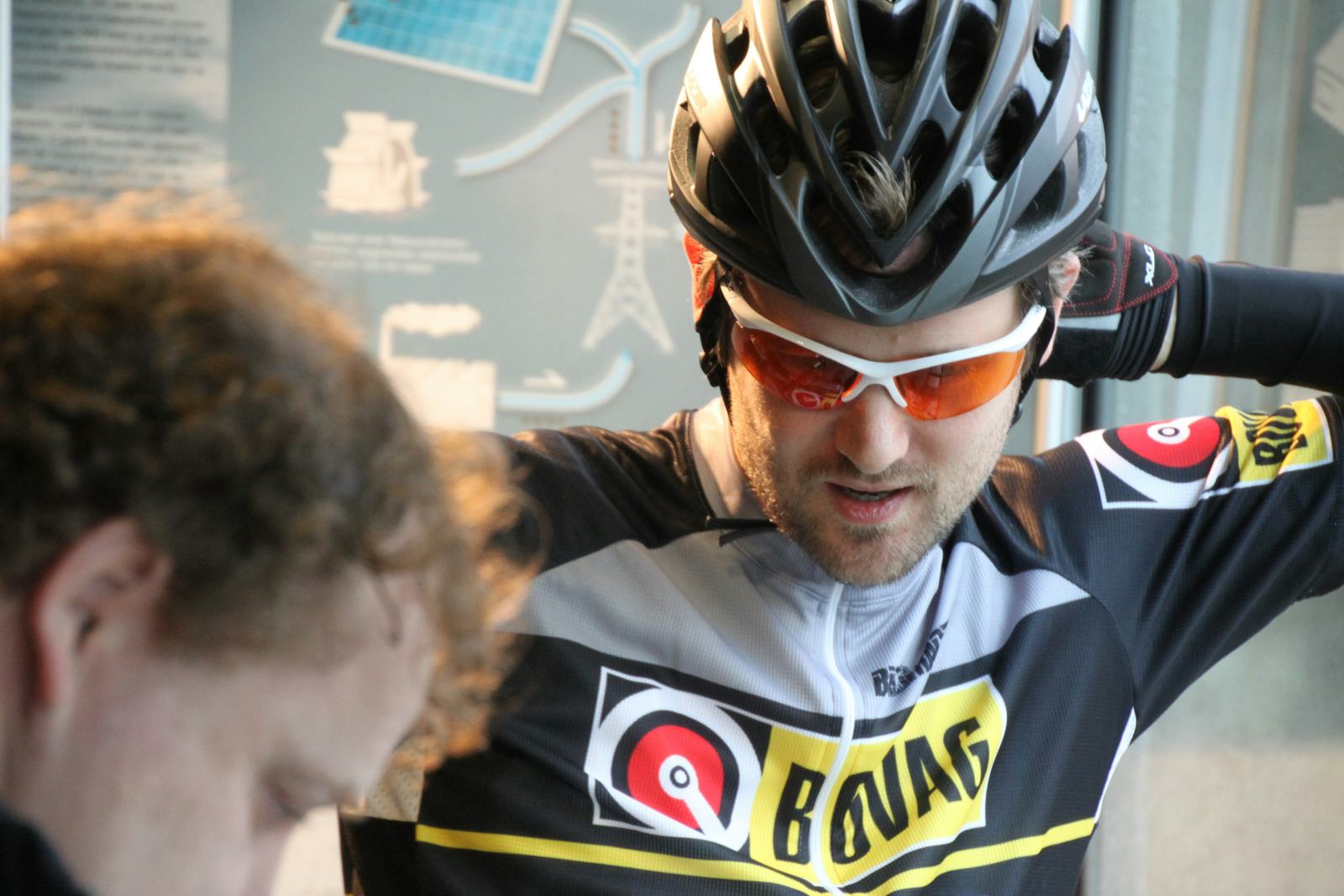 Wie weet wie deze renner is?