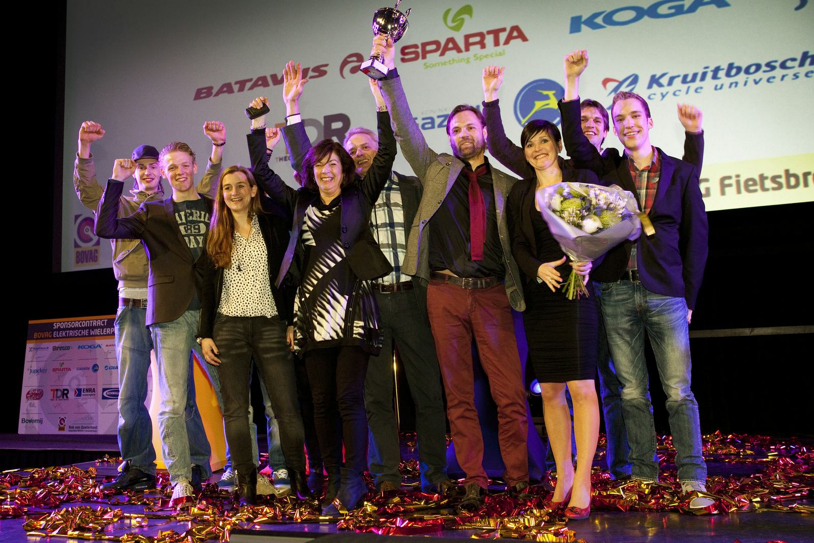 Het team van Kester2Wielers viert de overwinning.