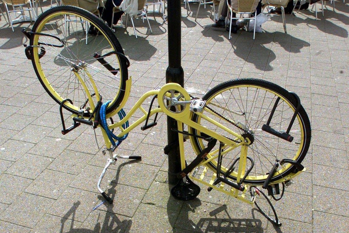 Deze fiets zal niet snel gestolen worden, maar duizenden ontvreemde tweewielers verdwijnen jaarlijks over de grens nu criminele bendes zich actief bezighouden met fietsendiefstal.