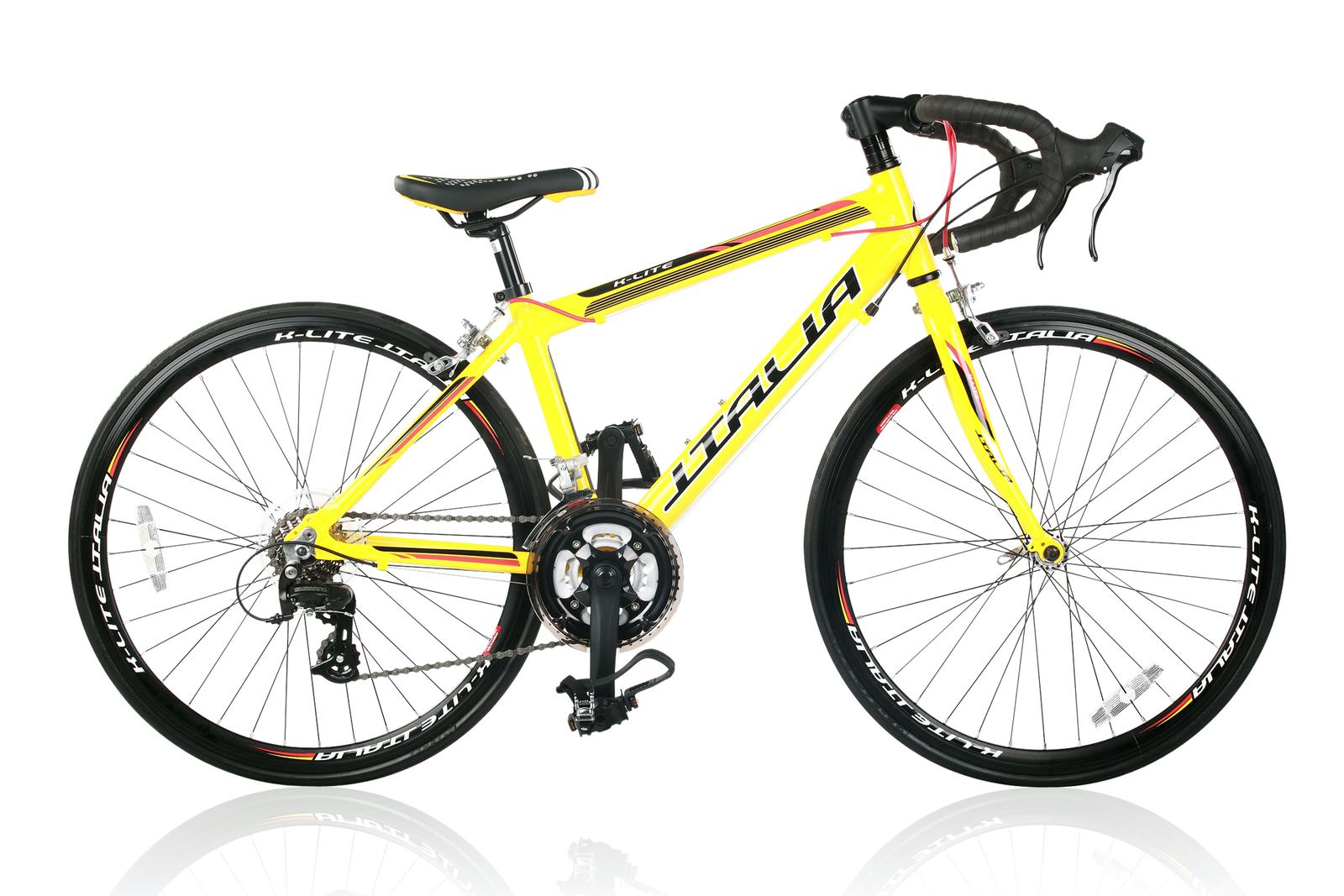 De Italia is uitgevoerd in felgeel met Shimano 2200 shifters en een Triple blad.