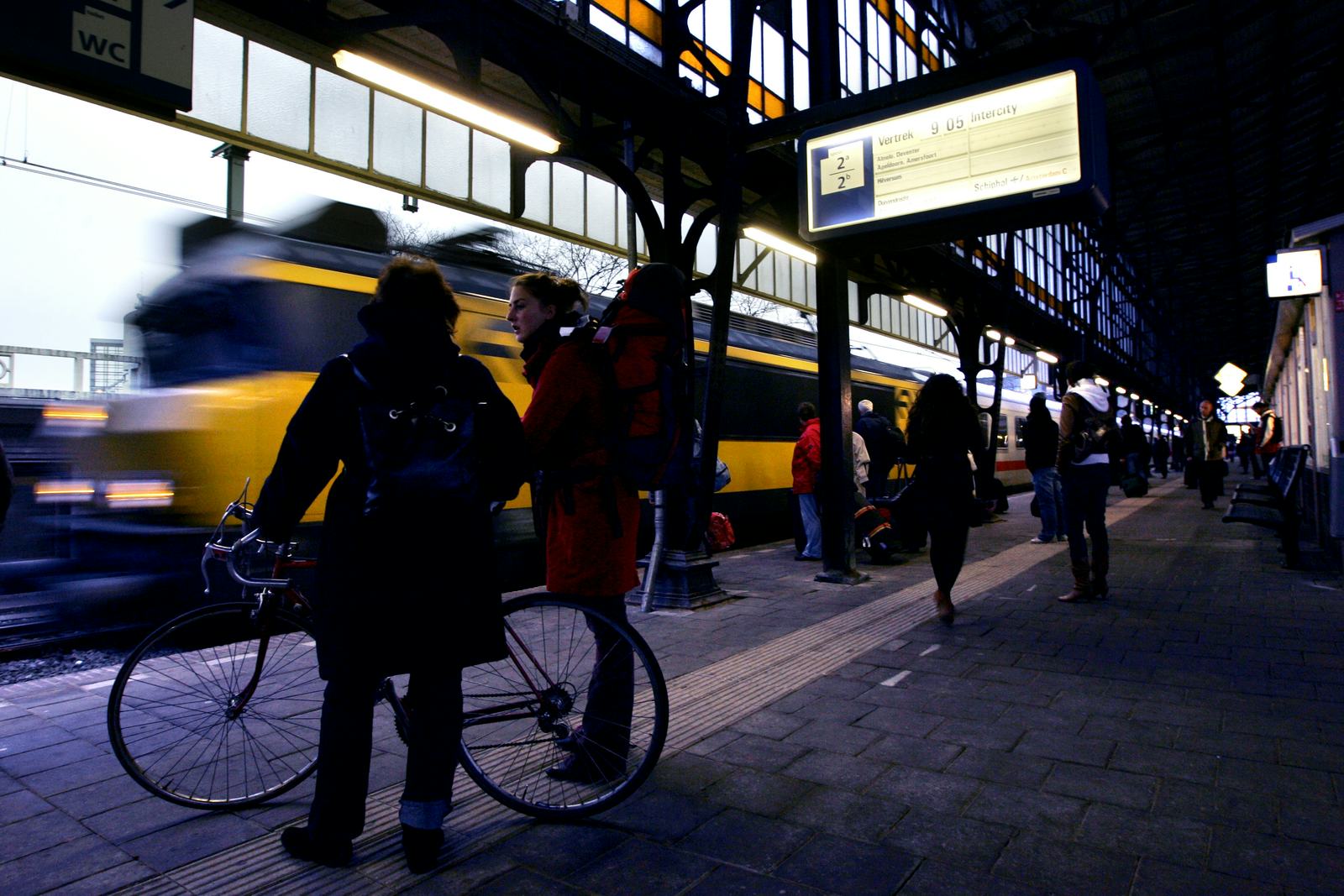 Op de fiets zijn in 2011 voor het eerst meer kilometers afgelegd dan per trein. Onderzoek zal uitwijzen of deze trend zich zal voortzetten.