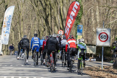 Kasseien en klimmetjes voor Juncker-dealers tijdens de Juncker-SRAM Ride Arnhem-Posbank-Arnhem. 